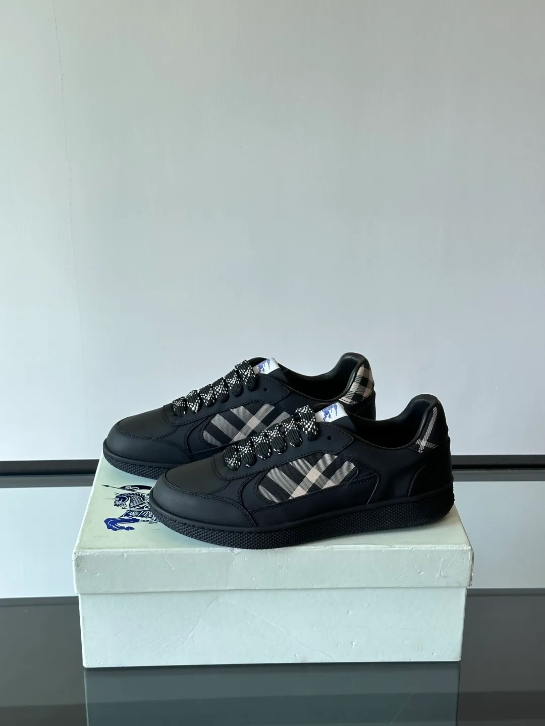 p400💰Men's Shoes ▫️B's men's classic low-top sneakers are reinterpreted with Vintage retro plaid cotton and cowhide materials, and are decorated with a new brand logo. Features embossed Burberry lettering logo on heel and original outsole! Size: 38-44 (45.46 customized)